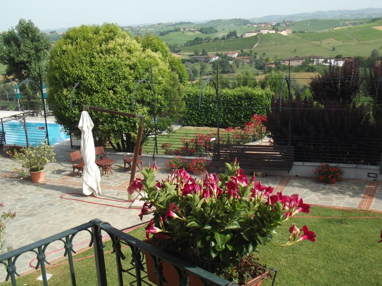Locanda Del Boscogrande Montegrosso dʼAsti Exteriör bild